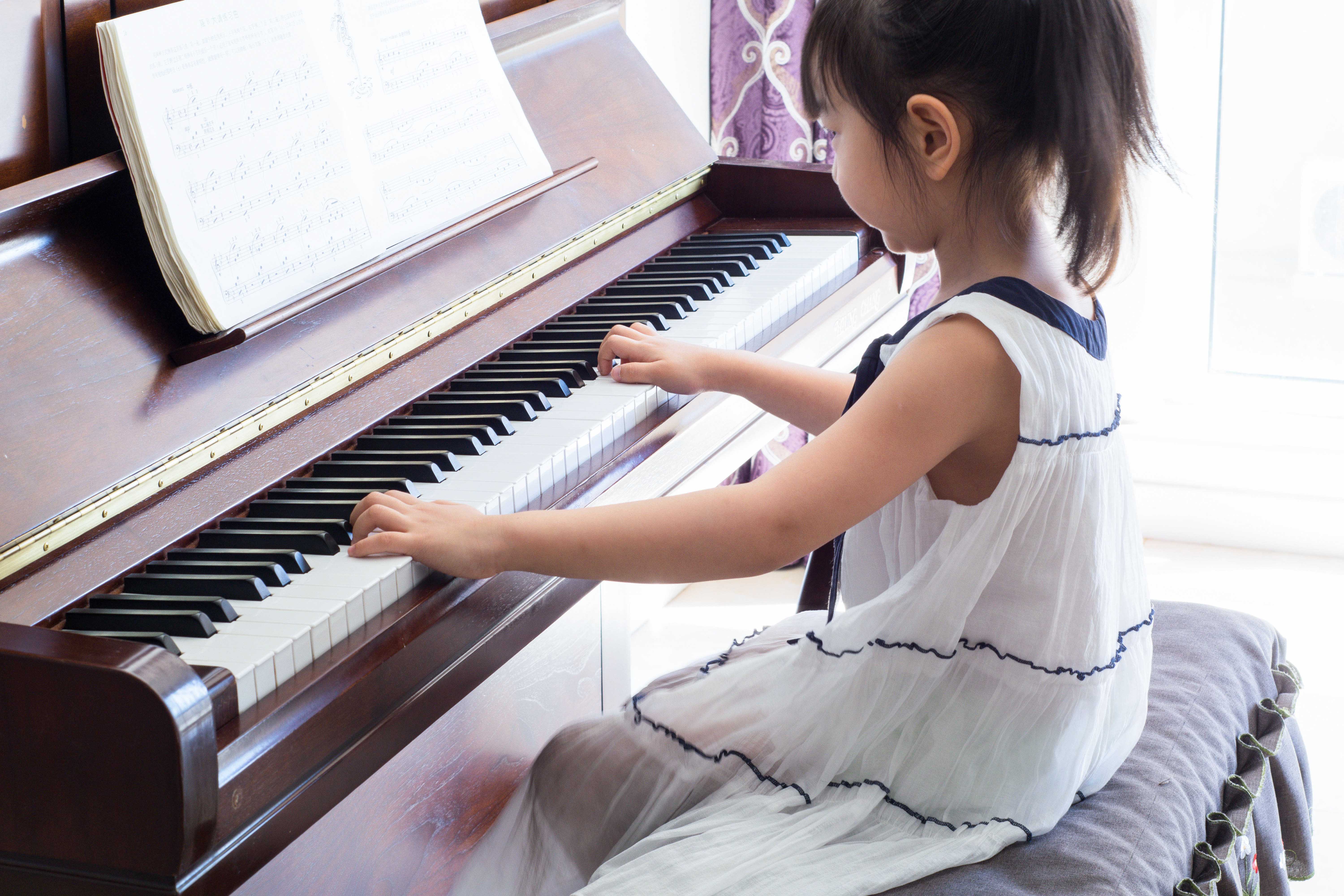 钢琴女孩下午儿童弹钢琴弹摄影图配图高清摄影大图-千库网